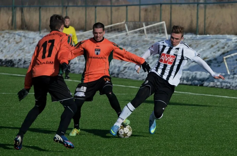 Zdeněk Linhart (vpravo) při utkání s Vlašimí