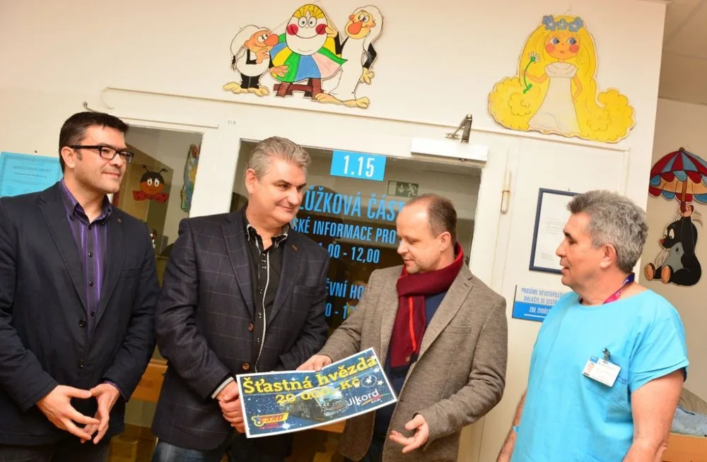 Předání šeku na 20 tisíc korun v rámci projektu Šťastná hvězda
