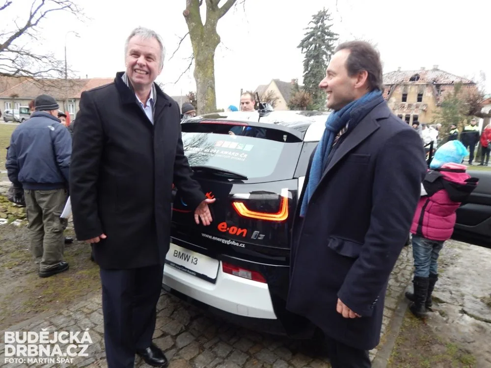 Předseda představenstva E.ON Czech Holding AG Michael Fehn (vlevo) a generální ředitel BMW Group ČR Josef Reiter