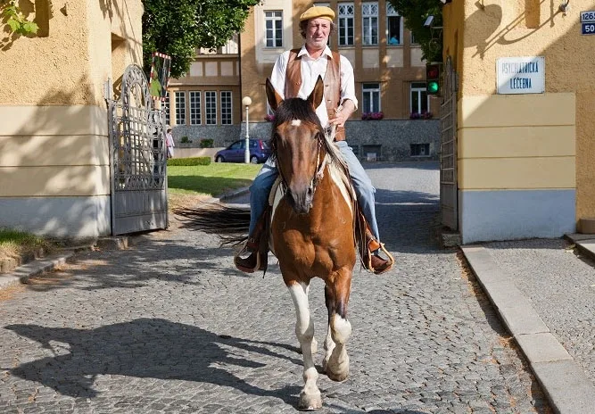 Bolek Polívka ve filmu Dědictví aneb Kurva se neříká