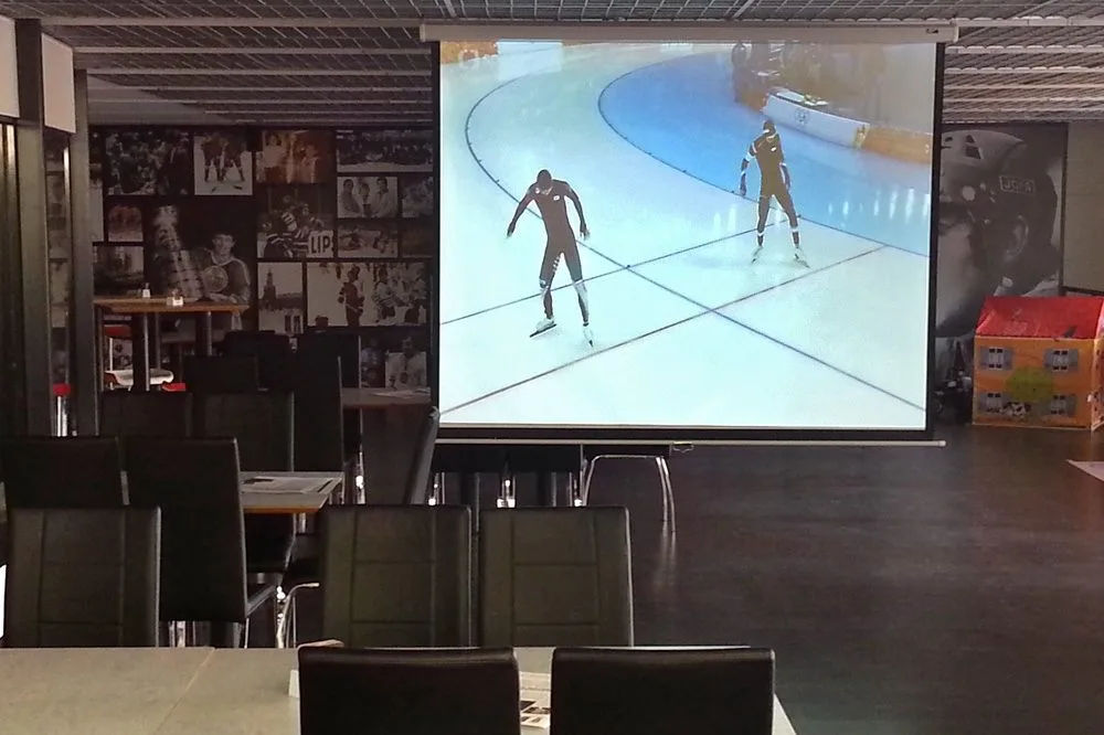 Plátno, na kterém můžete sledovat zimní olympijské hry v Soči