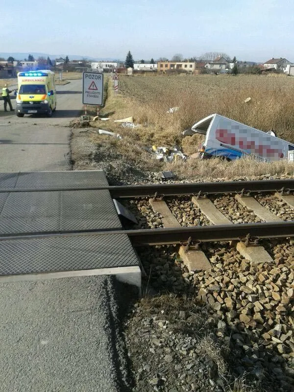 Havarovaná dodávka po střetu s vlakem