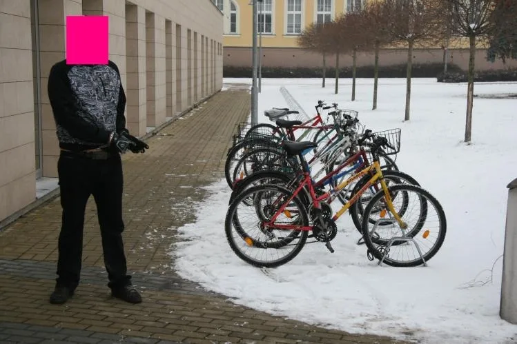 Zloděj kol na jednom z míst činu - před terminálem budějcké nemocnice