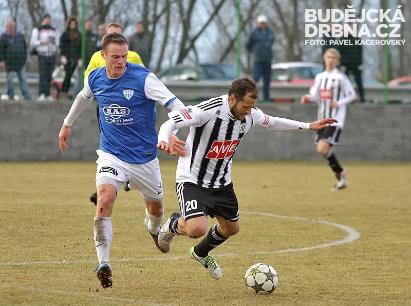 Marián Štrbák zastavuje kapitána Dynama Ondřeje Herzána