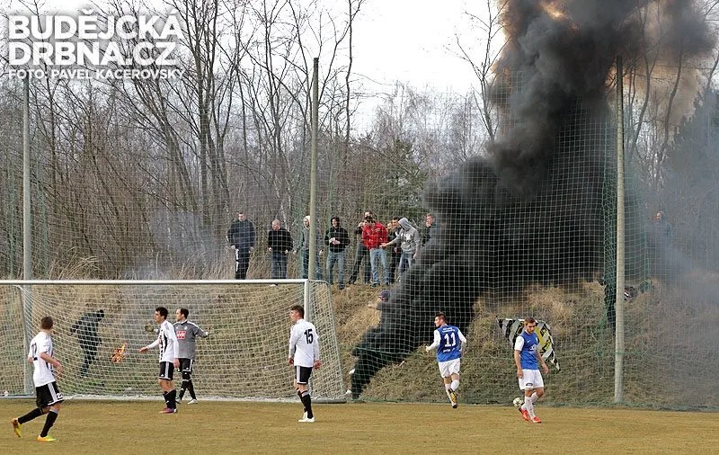 Fanoušci Dynama a jejich pyrotechnické efekty
