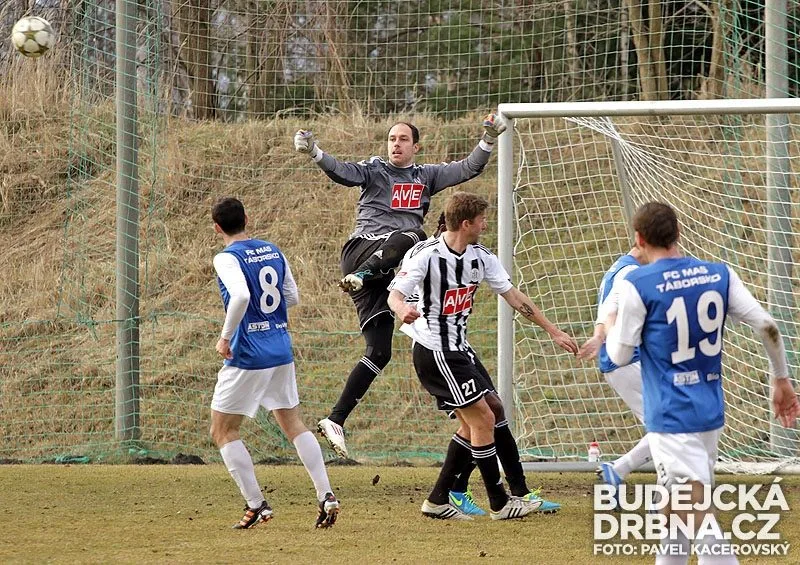 Křížek odvrací balon před Šimlem