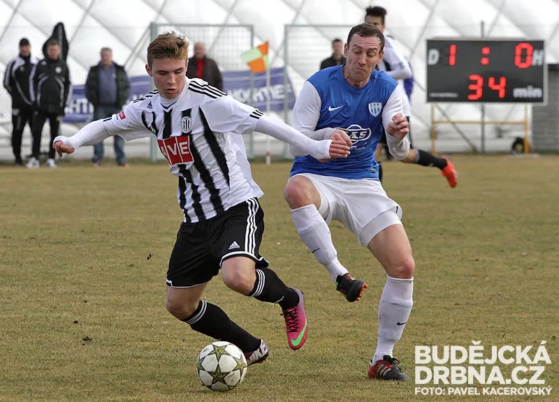 Zdeněk Linhart (vlevo) v souboji s Janem Šimákem