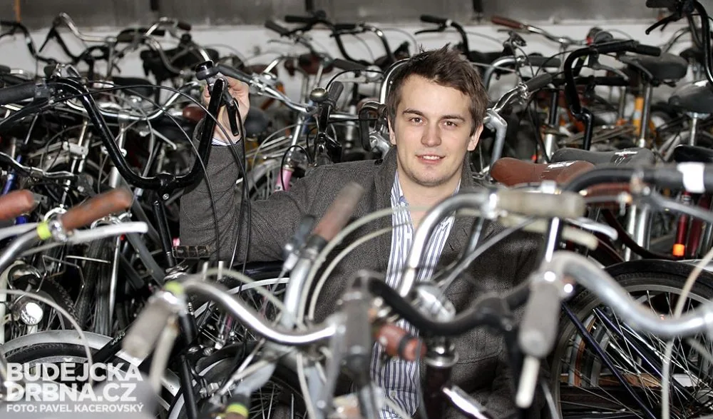 Jiří Dobeš v českobudějovickém skladu s použitými jízdními koly