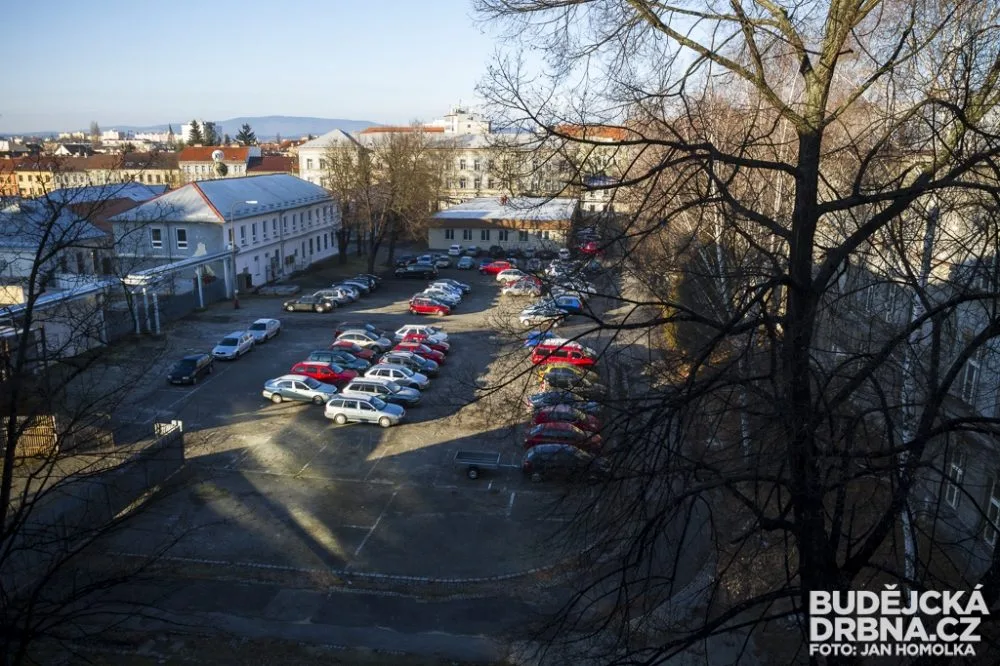 Žižkova kasárna nově patří městu České Budějovice
