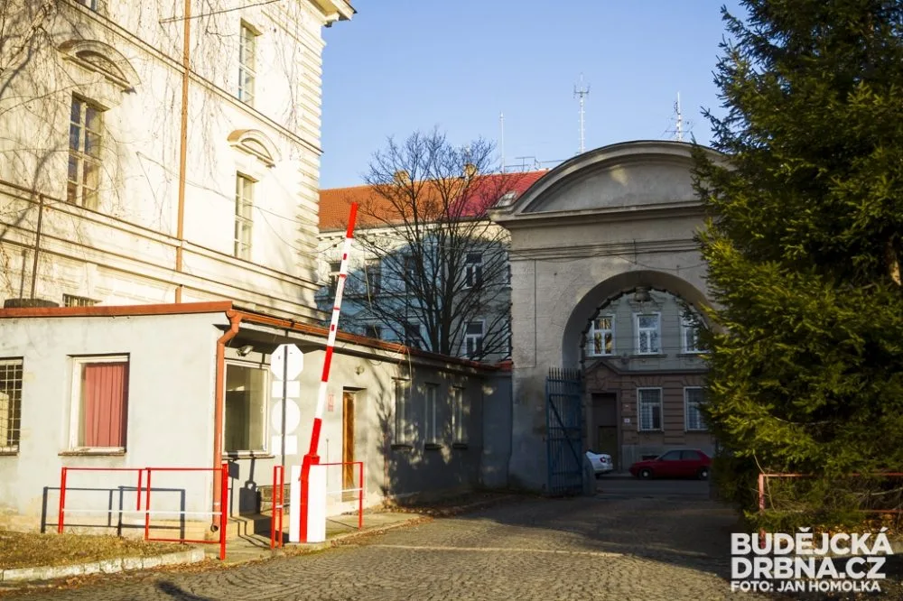 Žižkova kasárna nově patří městu České Budějovice