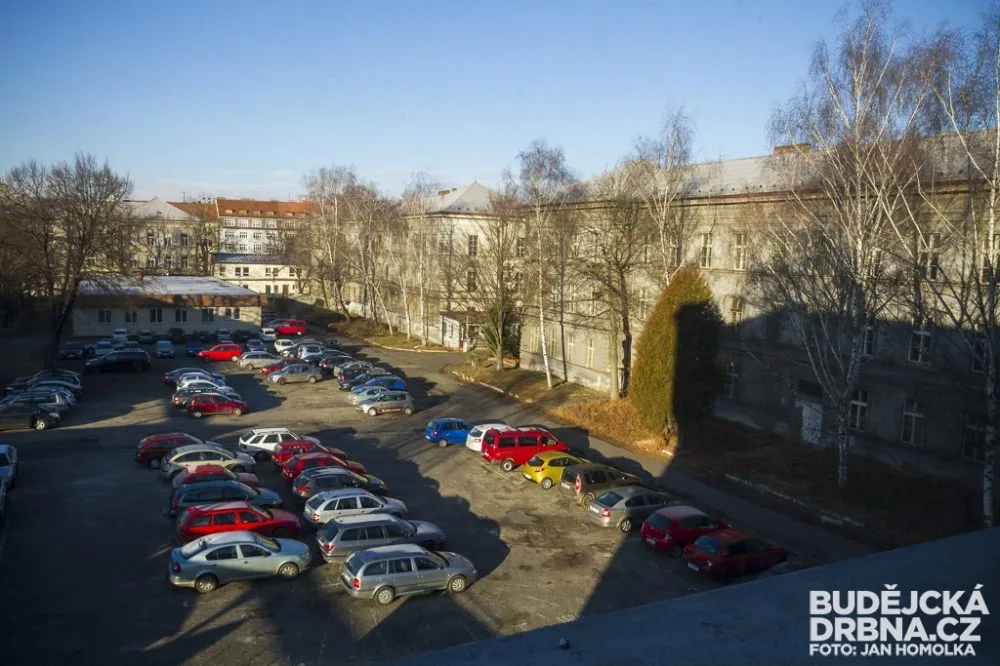 Žižkova kasárna nově patří městu České Budějovice