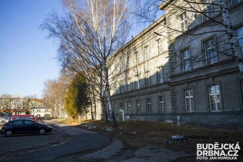 Žižkova kasárna nově patří městu České Budějovice