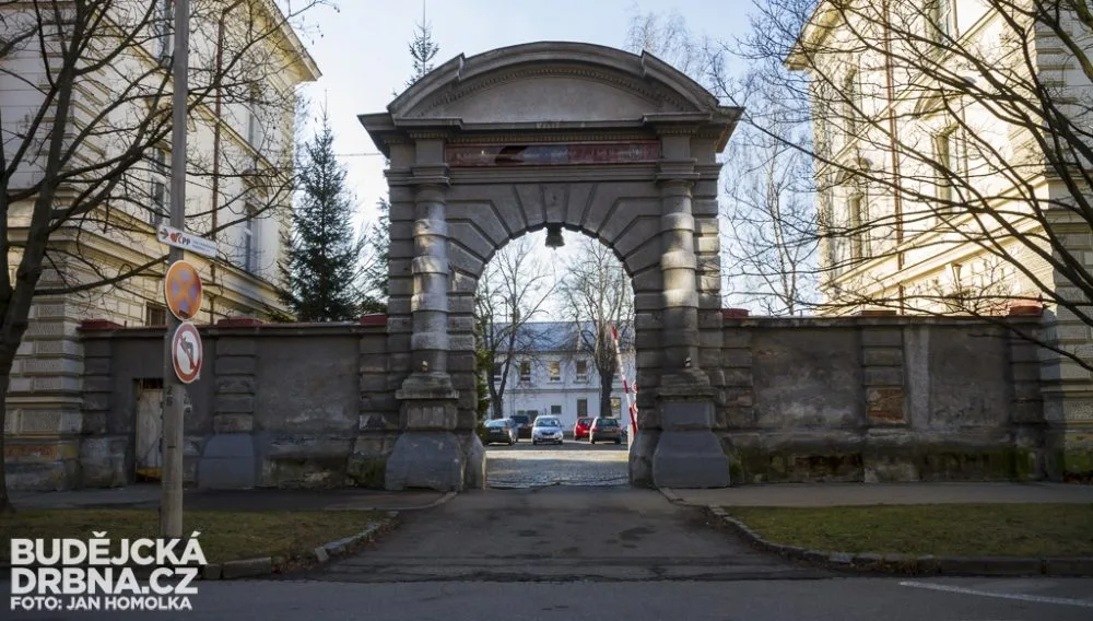 Žižkova kasárna nově patří městu České Budějovice
