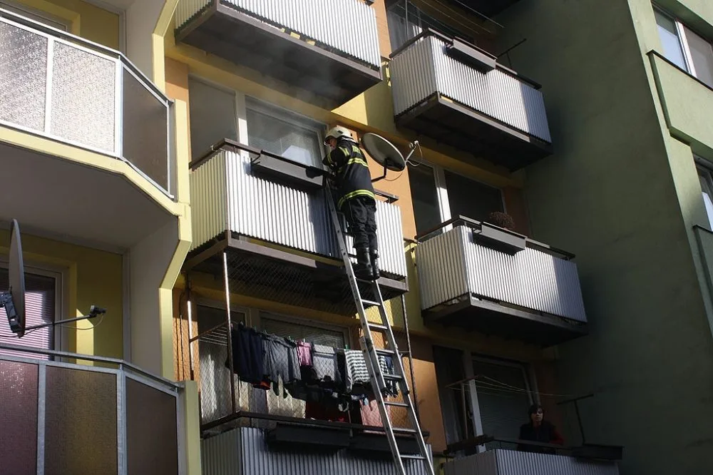 Hasiči se museli do bytu dostat přes balkonové dveře