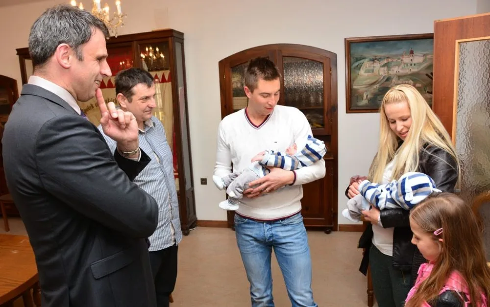 Deniel a Dominik Fošumovi se svými rodiči na obecním úřadě v Římově