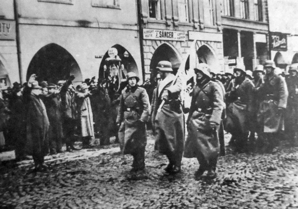 Němečtí vojáci přicházejí kolem 14. hodiny dne15. března 1939 na Masarykovo náměstí za heilování místních Němců