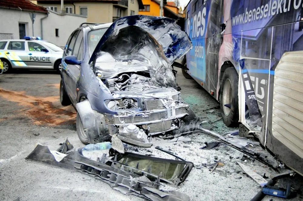 Renault Scénic po nárazu do autobusu v Dobré Vodě