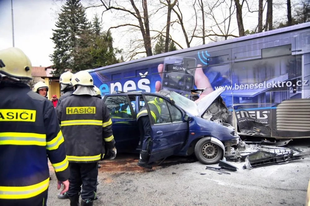 Renault Scénic po nárazu do autobusu v Dobré Vodě