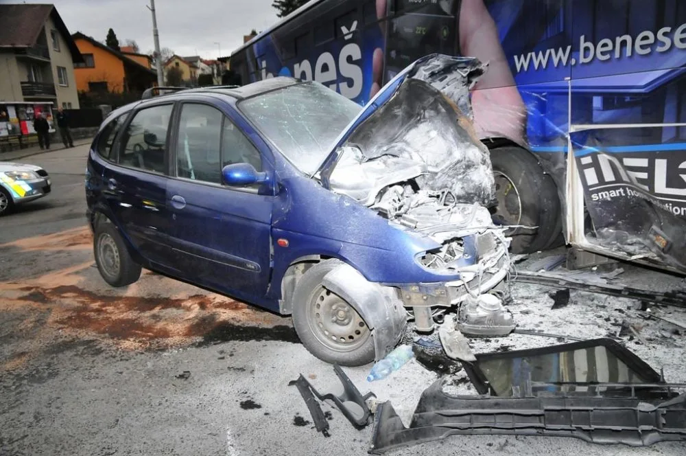Renault Scénic po nárazu do autobusu v Dobré Vodě