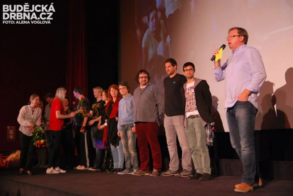 Zaměstnanci multikina rozdávali tvůrcům květiny