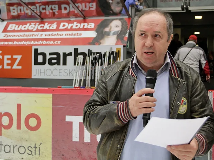 Legendární útočník Milan Nový pozval budějcké fanoušky na exhibici již při duelu play-out mezi Motorem a Kadaní.jpg