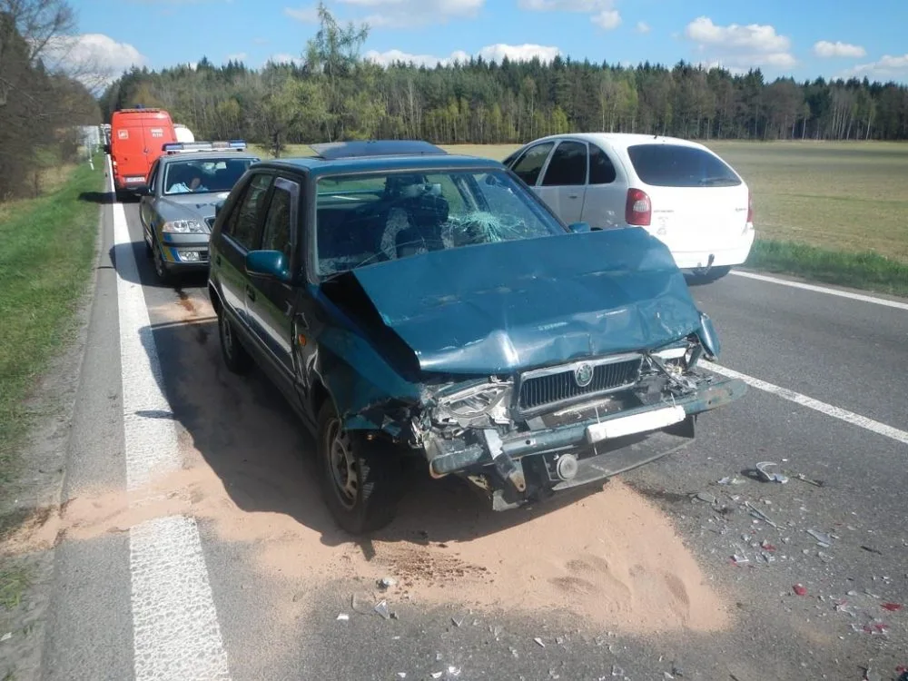 Škoda Felicia po nárazu do kamionu Na Klaudě
