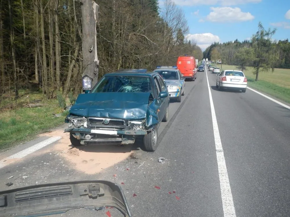 Škoda Felicia po nárazu do kamionu Na Klaudě