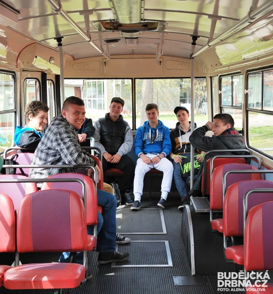 Posedět je možné ve všech vystavených modelech autobusů i trolejbusů, které kdy brázdily ulicemi Budějc