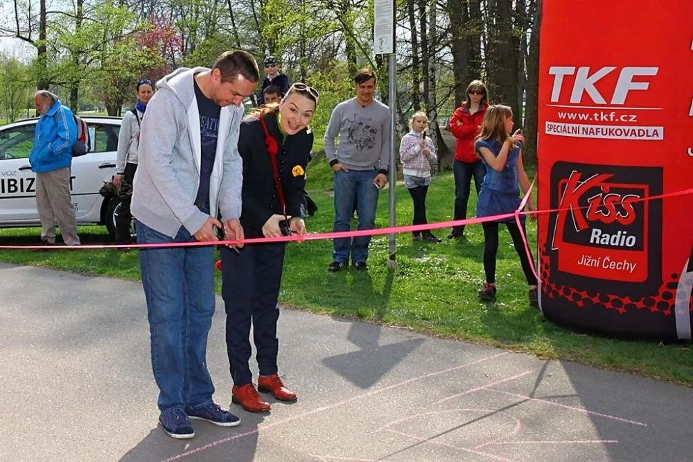 Závody kočárků ve sportovní chůzi u Malého jezu