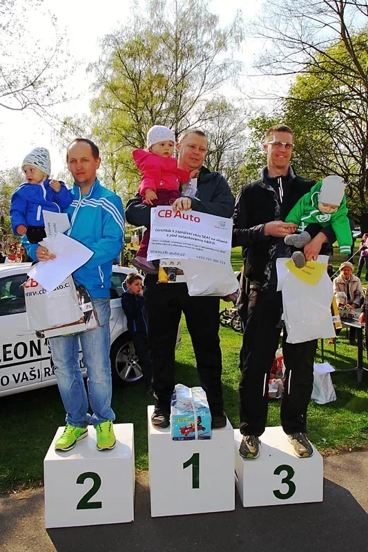 Závody kočárků ve sportovní chůzi u Malého jezu