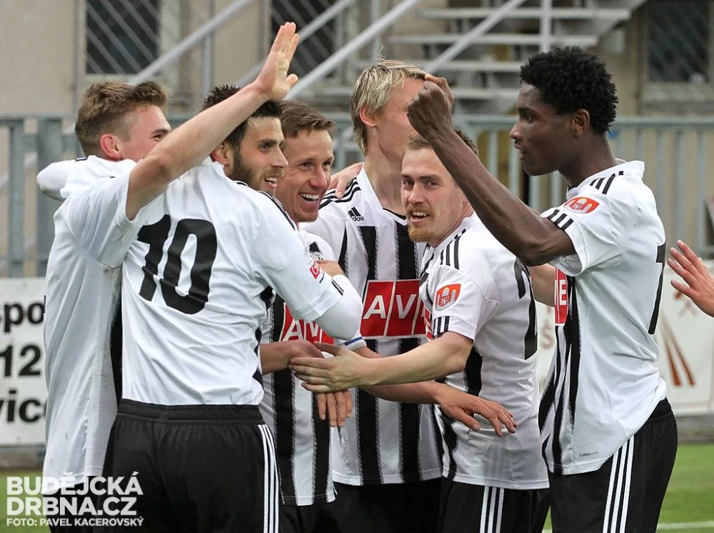 Společná radost hráčů Dynama, uprostřed dva střelci Petr Benát a David Brunclík