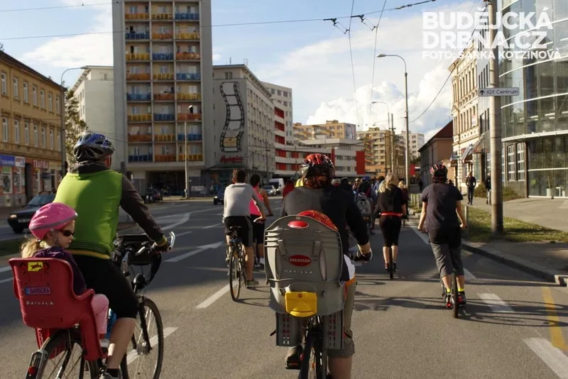 Peloton třech stovek cyklistů na Pražské třídě