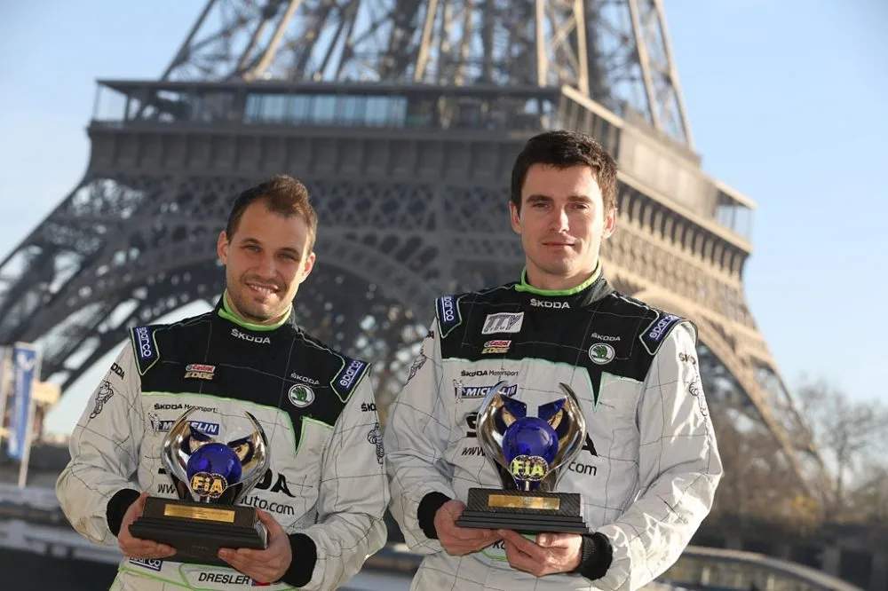 Jan Kopecký a Pavel Dresler (zprava) s trofejemi za titul mistrů Evropy 2013 pod Eifellovou věží v Paříži