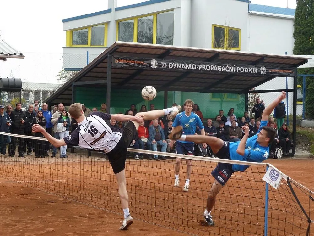 Spilka v souboji s domácím Chalupou (vlevo)