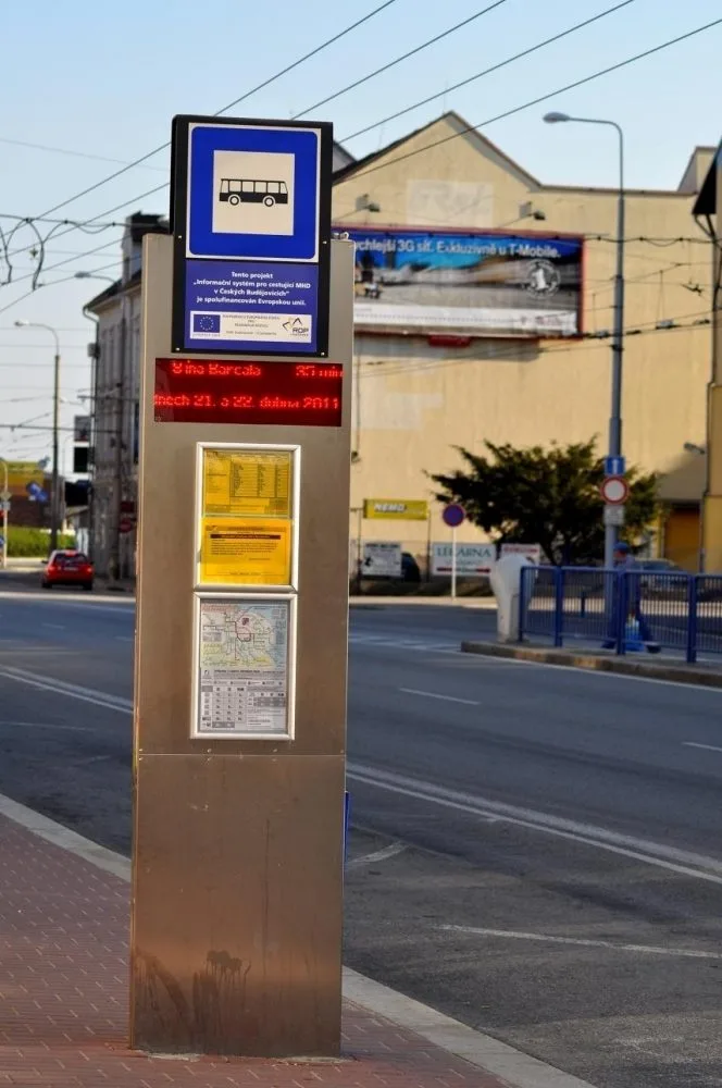 Digitální označník zastávky MHD na budějcké Nádražní ulici