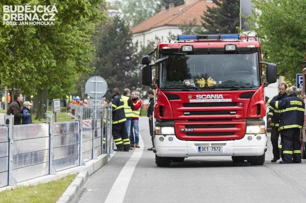 Cvičná stavba protipovodňové stěny na Jiráskově nábřeží