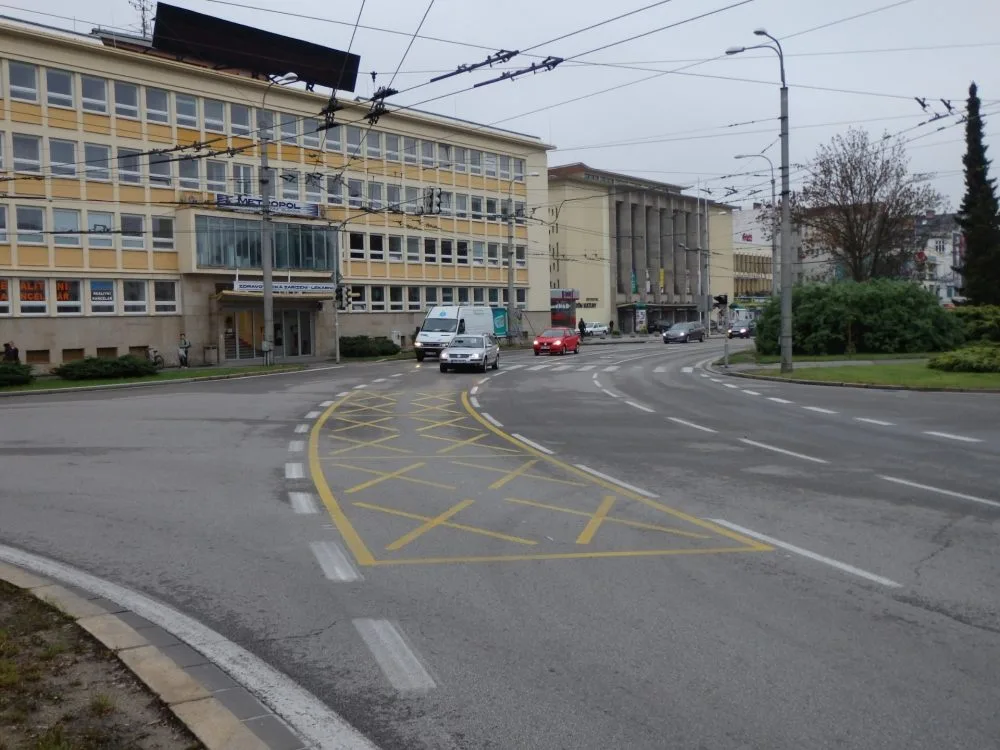 Senovážné nám - žluté kříže