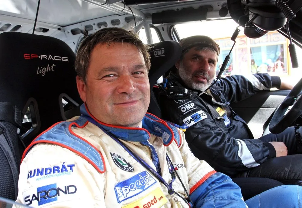 Zkušený spolujezdec František Poláček (v popředí) absolvuje svou již šestnáctou Rallye Český Krumlov, pošesté pak bude navigovat Vlastimila Hodaně. Foto Pavel Kacerovský