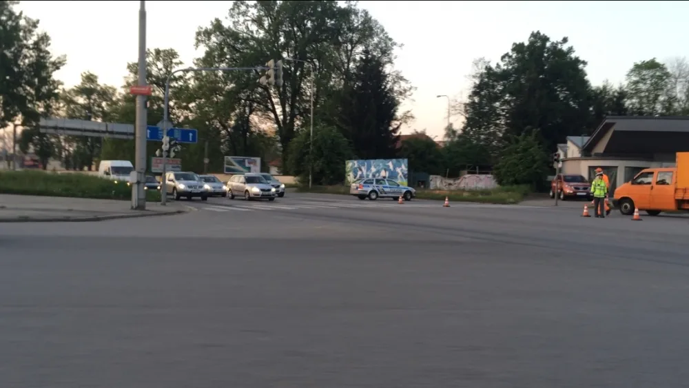Policie - uzavírka - nehoda u Tesca