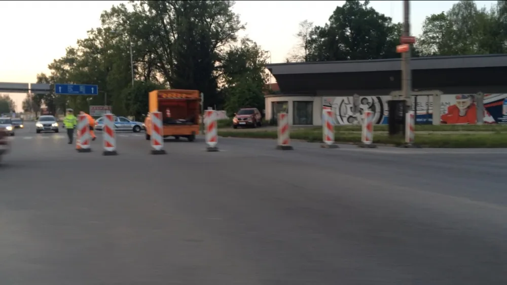 Policie - uzavírka - nehoda u Tesca 2