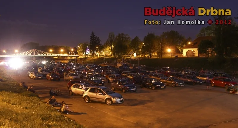 Autokino na náplavce pod Dlouhým mostem