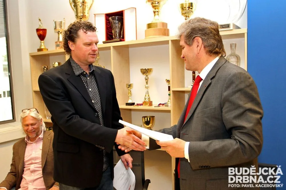 Prezident ČEZ Motoru Roman Turek a ředitel Budějovického Budvaru Jiří Boček se dohodli na čtyřleté spolupráci
