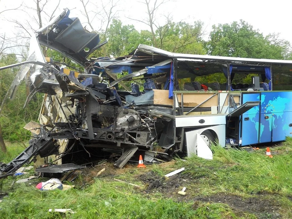 Srážka autobusu a osobního vlaku u Hluboké