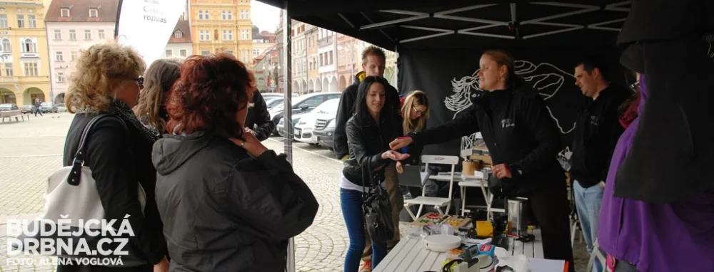 Do kavárny vstupují skupinky lidí postupně