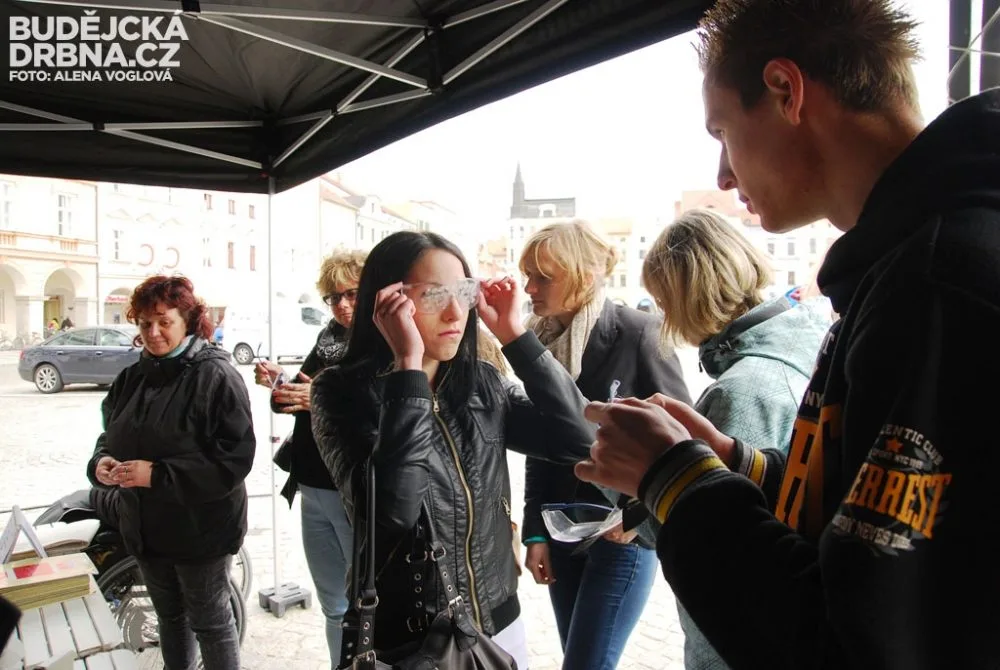 Vyzkoušíte si brýle, které simulují různé zrakové vady