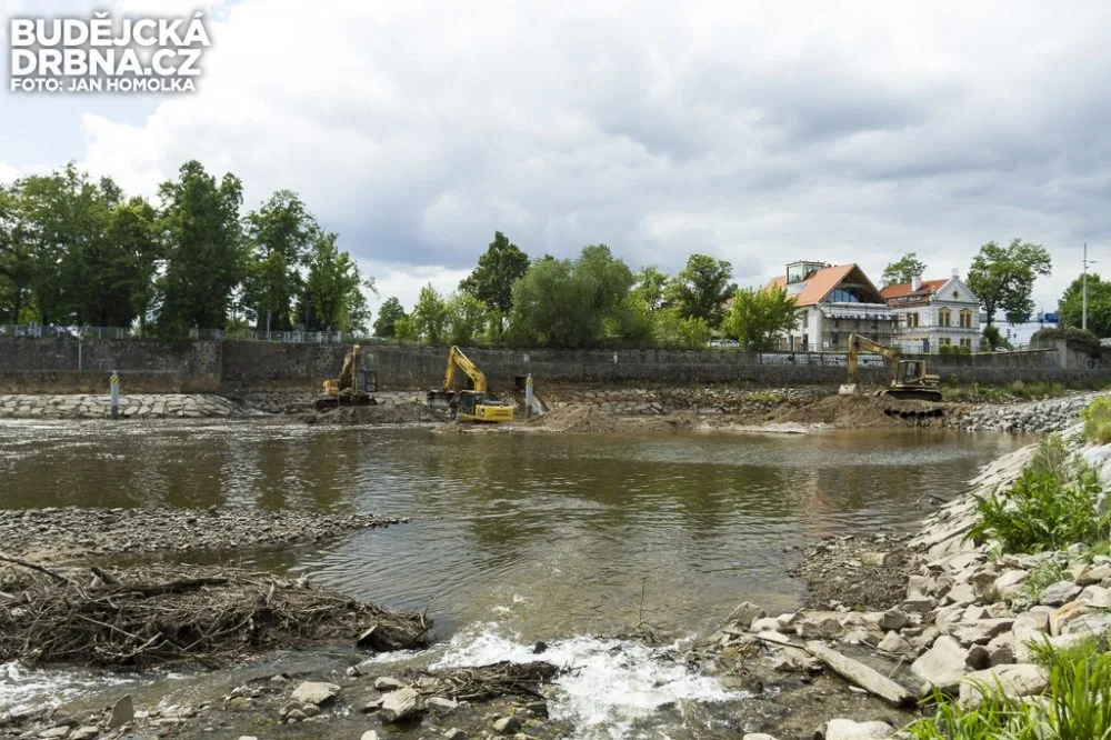 Čištění zaneseného obratiště lodí u Jiráskova jezu