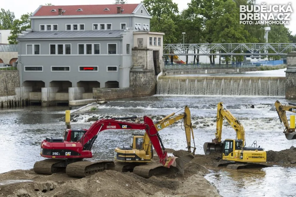 Čištění zaneseného obratiště lodí u Jiráskova jezu