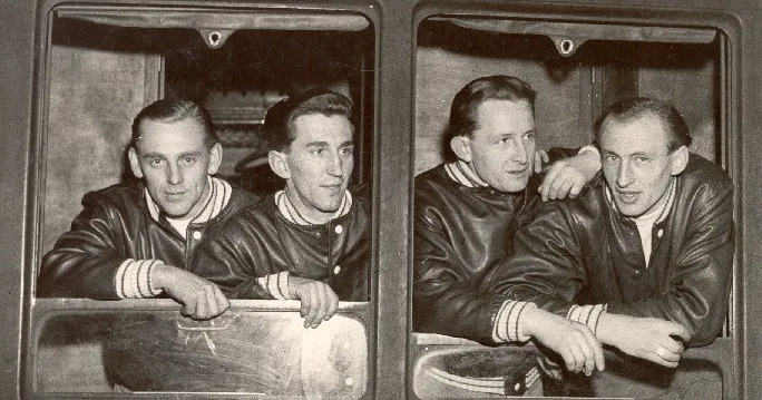Budějcká zlatá čtyřka se vrací železničním expresem z mistrovství světa ve Stockholmu 1949. Zleva Čeněk Pícha, František Vacovský, František Mizera a Jiří Macelis