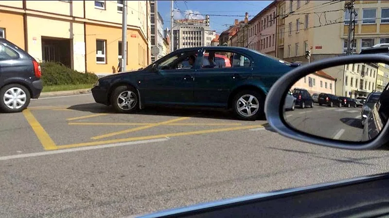 Žluté kříže na Senovážném náměstí
