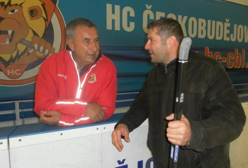 Jaroslav Pouzar (vlevo) v rozhovoru s ředitelem Domova Libníč a CSS Empatie Aloisem Ambrožem ve chvíli odpočinku